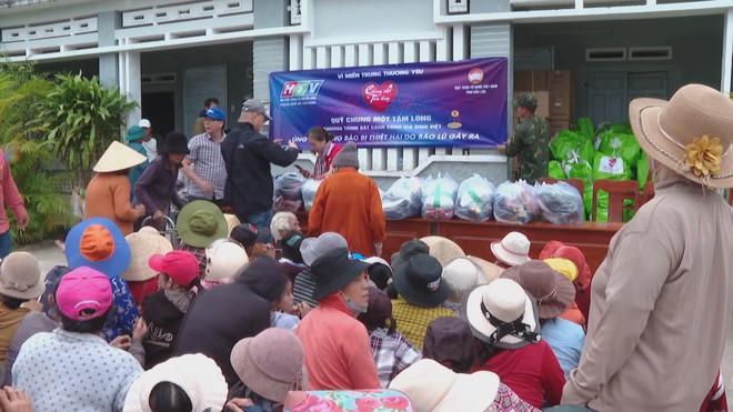 Thời sự HTV ngày 30/11/2025 | Người dân vùng lũ tích cực đi qua những khó khăn - Ảnh 4.