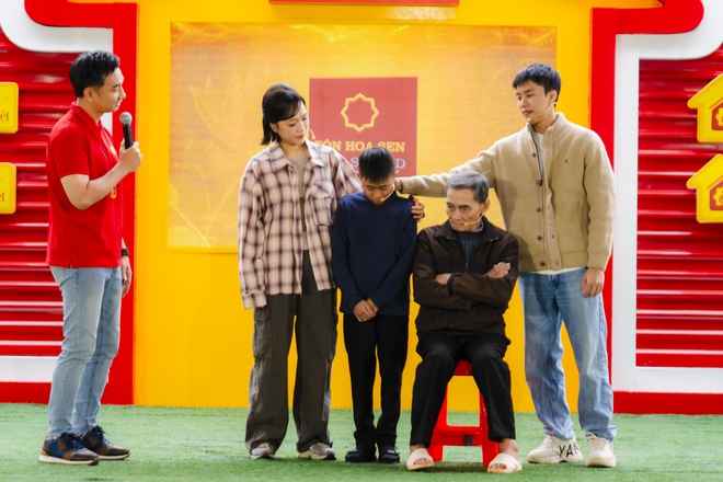 Trí Hào không biết cha, mẹ tâm thần, sống nương tựa ông bà già yếu - Mái ấm gia đình Việt - Ảnh 10.