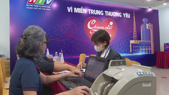 Người dân TP. Hồ Chí Minh tiếp tục ủng hộ đồng bào vùng lũ thông qua Quỹ "Chung một tấm lòng" - Ảnh 1.