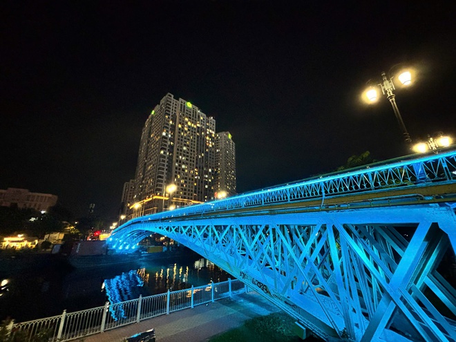 Nhiều di sản kiến trúc tại trung tâm TP. Hồ Chí Minh khoác "áo ánh sáng" rực rỡ - Ảnh 1.