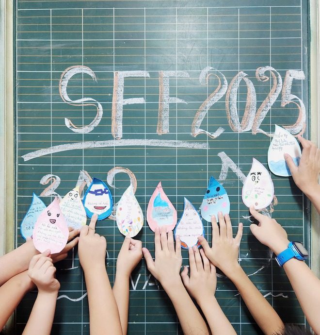 Chuyến tàu mùa thu: Từ đại sứ đến điều phối tại Liên hoan phim khoa học 2025- Ảnh 10. Chuyến tàu mùa thu: Từ đại sứ đến điều phối tại Liên hoan phim khoa học 2025 - Ảnh 10.