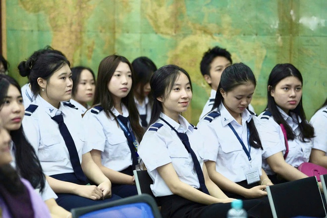 Chuyến tàu mùa thu: Từ đại sứ đến điều phối tại Liên hoan phim khoa học 2025- Ảnh 8. Chuyến tàu mùa thu: Từ đại sứ đến điều phối tại Liên hoan phim khoa học 2025 - Ảnh 8.