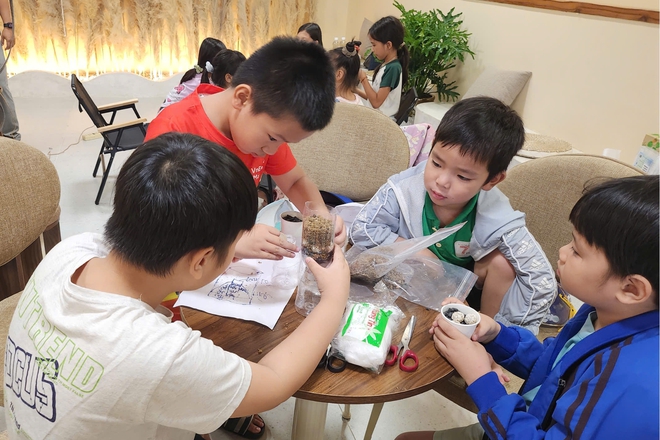 Chuyến tàu mùa thu: Từ đại sứ đến điều phối tại Liên hoan phim khoa học 2025- Ảnh 9. Chuyến tàu mùa thu: Từ đại sứ đến điều phối tại Liên hoan phim khoa học 2025 - Ảnh 9.