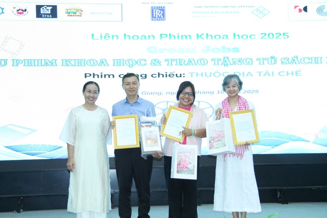 Chuyến tàu mùa thu: Từ đại sứ đến điều phối tại Liên hoan phim khoa học 2025- Ảnh 18. Chuyến tàu mùa thu: Từ đại sứ đến điều phối tại Liên hoan phim khoa học 2025 - Ảnh 18.