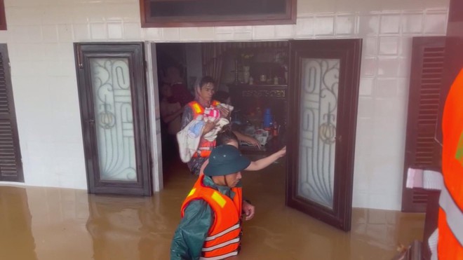 Chương trình 60 Giây ngày 4/11/2025 I TP. Hồ Chí Minh nguy cơ ngập nặng do triều cường kết hợp mưa lớn - Ảnh 4.