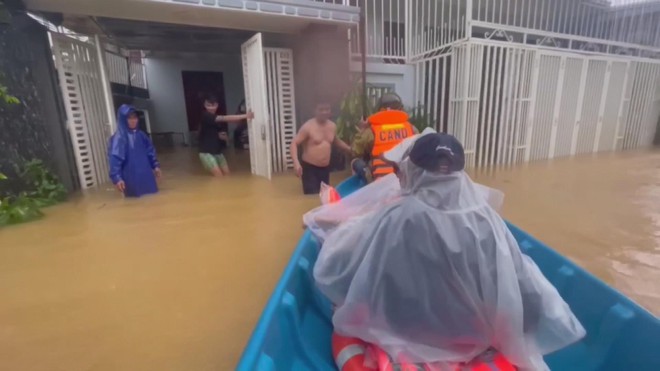 Chương trình 60 Giây ngày 4/11/2025 I TP. Hồ Chí Minh nguy cơ ngập nặng do triều cường kết hợp mưa lớn - Ảnh 6.