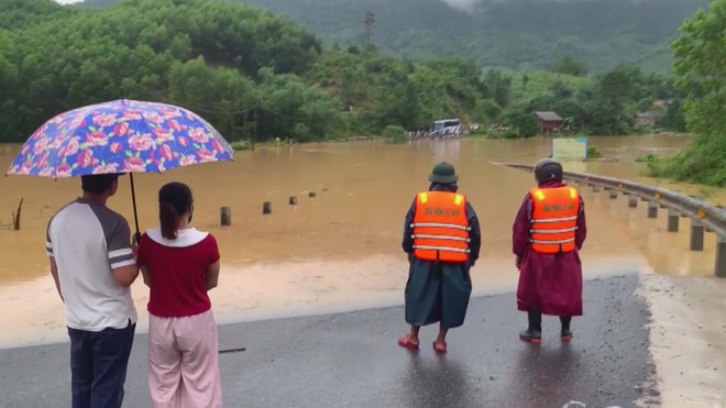 Chương trình 60 Giây ngày 4/11/2025 I TP. Hồ Chí Minh nguy cơ ngập nặng do triều cường kết hợp mưa lớn - Ảnh 2.