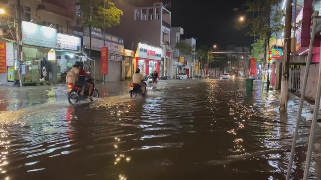 Chương trình 60 Giây ngày 4/11/2025 I TP. Hồ Chí Minh nguy cơ ngập nặng do triều cường kết hợp mưa lớn - Ảnh 10.