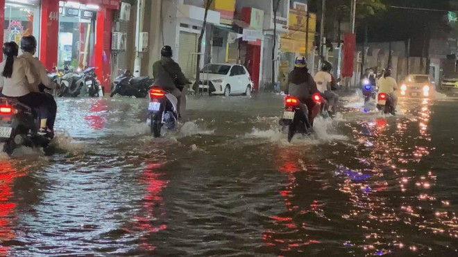 Chương trình 60 Giây ngày 4/11/2025 I TP. Hồ Chí Minh nguy cơ ngập nặng do triều cường kết hợp mưa lớn - Ảnh 11.