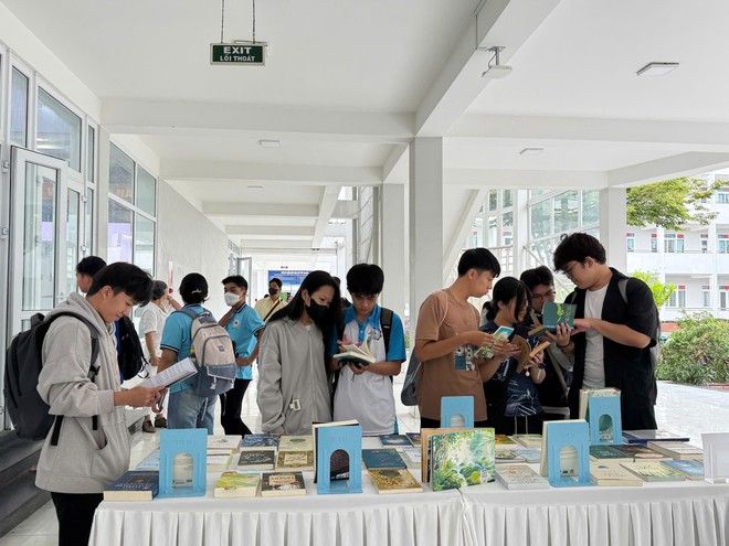 Chuyến tàu mùa thu: Từ đại sứ đến điều phối tại Liên hoan phim khoa học 2025- Ảnh 19. Chuyến tàu mùa thu: Từ đại sứ đến điều phối tại Liên hoan phim khoa học 2025 - Ảnh 19.