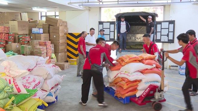 TP. HỒ CHÍ MINH VẬN CHUYỂN HÀNG CỨU TRỢ KHẨN CẤP ĐẾN NGƯỜI DÂN CÁC TỈNH MIỀN TRUNG BỊ THIÊN TAI - Ảnh 1.