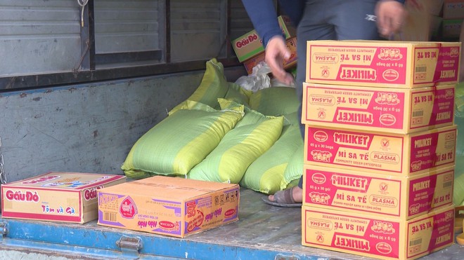 TP. HỒ CHÍ MINH VẬN CHUYỂN HÀNG CỨU TRỢ KHẨN CẤP ĐẾN NGƯỜI DÂN CÁC TỈNH MIỀN TRUNG BỊ THIÊN TAI - Ảnh 2.