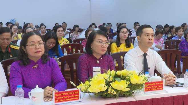 Phường Bến Thành trao tặng Huy hiệu Đảng, kỷ niệm 108 năm Cách mạng Tháng Mười Nga - Ảnh 1.