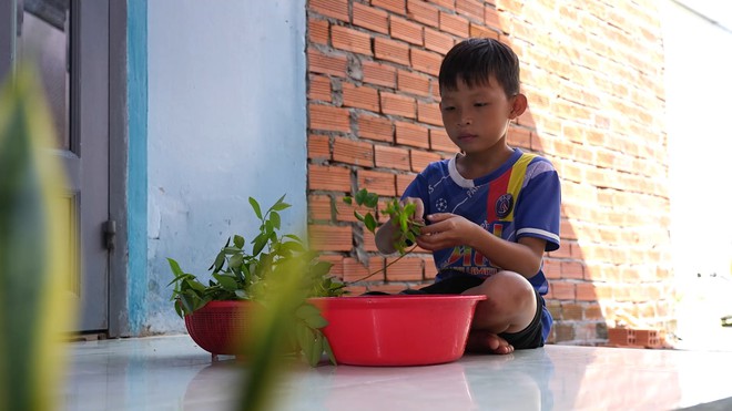 Mái ấm gia đình Việt: Cô bé Bích Trân nhịn đói bữa sáng vì "con quen rồi" - Ảnh 5.