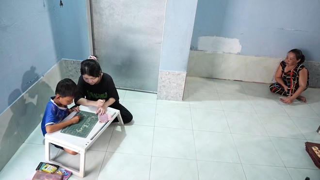 Mái ấm gia đình Việt: Cô bé Bích Trân nhịn đói bữa sáng vì "con quen rồi" - Ảnh 4.