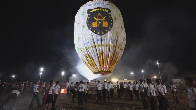 Myanmar: Lễ hội thường niên Tazaundaing đánh dấu kết thúc mùa mưa - Ảnh 2.