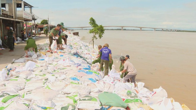 Đà Nẵng: Căng mình chống sạt lở bờ kè An Lương - Ảnh 1.