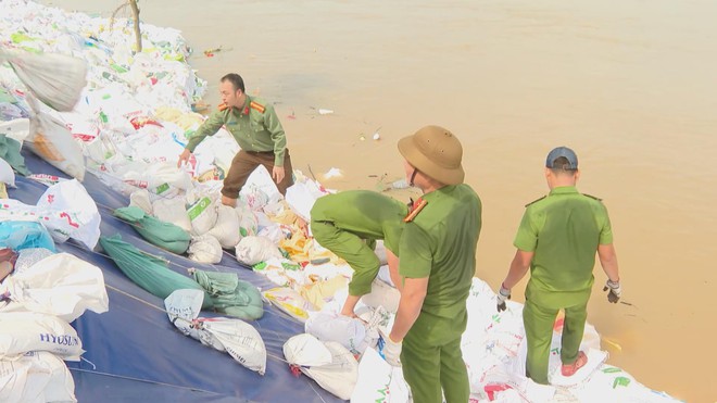 Đà Nẵng: Căng mình chống sạt lở bờ kè An Lương - Ảnh 3.