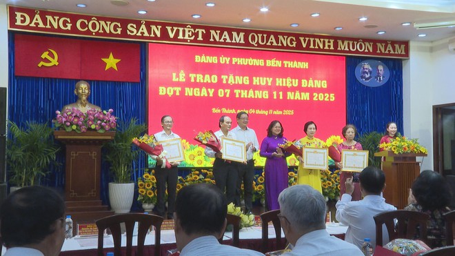 Phường Bến Thành trao tặng Huy hiệu Đảng, kỷ niệm 108 năm Cách mạng Tháng Mười Nga - Ảnh 8.
