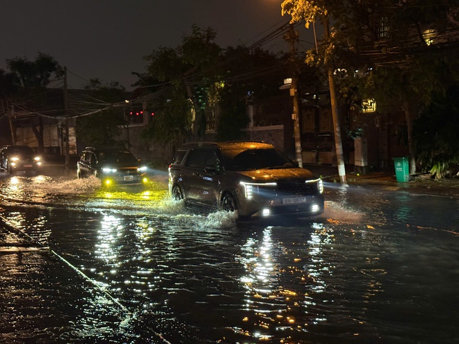 Người dân TP. Hồ Chí Minh vừa đối mặt “biển” nước do triều cường, mưa lớn vừa phải đối mặt… “biển” rác hậu ngập - Ảnh 3.