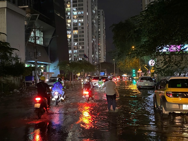 Người dân TP. Hồ Chí Minh vừa đối mặt “biển” nước do triều cường, mưa lớn vừa phải đối mặt… “biển” rác hậu ngập - Ảnh 2.