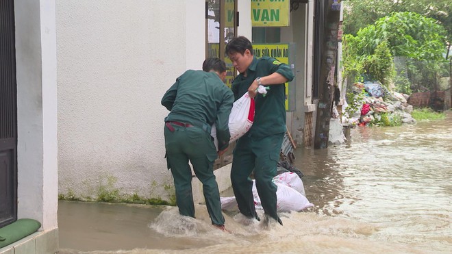 TP. Hồ Chí Minh chủ động chống ngập nặng do triều cường kết hợp mưa lớn- Ảnh 8. TP. Hồ Chí Minh chủ động chống ngập nặng do triều cường kết hợp mưa lớn- Ảnh 8.