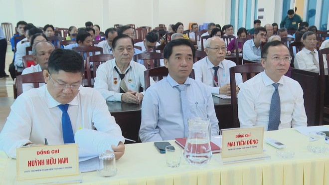 Trao tặng Huy hiệu Đảng cho các đảng viên tại phường Bình Hưng - Ảnh 3.