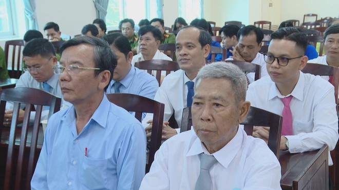 Trao tặng Huy hiệu Đảng cho các đảng viên tại phường Bình Hưng - Ảnh 2.