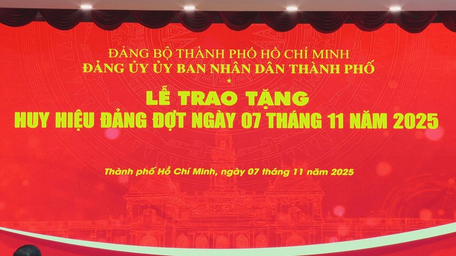 Đảng bộ UBND TP. Hồ Chí Minh trao Huy hiệu Đảng cho 32 đảng viên - Ảnh 1.