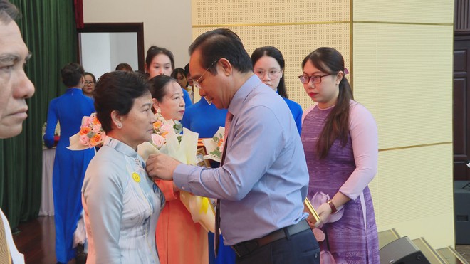 Đảng bộ UBND TP. Hồ Chí Minh trao Huy hiệu Đảng cho 32 đảng viên - Ảnh 3.