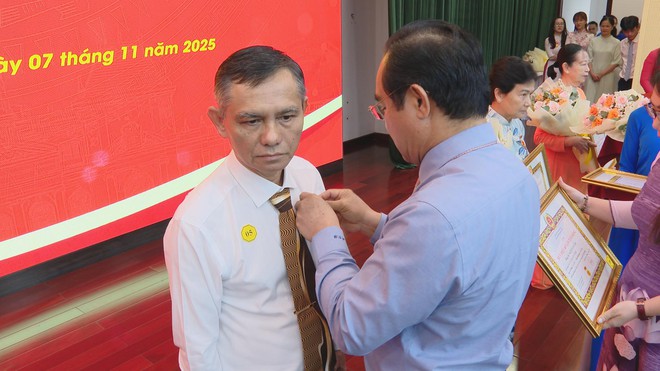 Đảng bộ UBND TP. Hồ Chí Minh trao Huy hiệu Đảng cho 32 đảng viên - Ảnh 4.