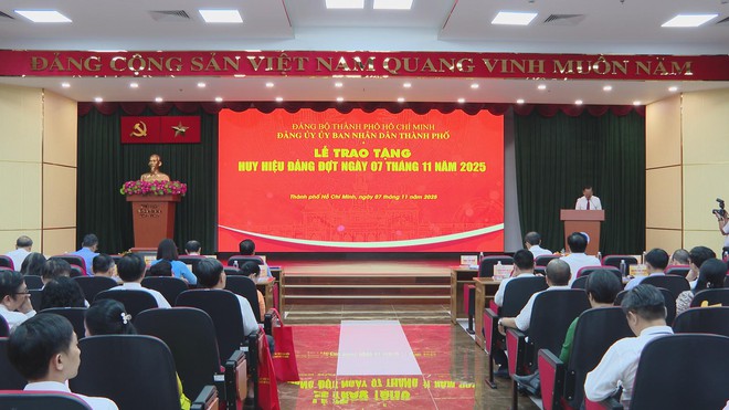 Đảng bộ UBND TP. Hồ Chí Minh trao Huy hiệu Đảng cho 32 đảng viên - Ảnh 2.