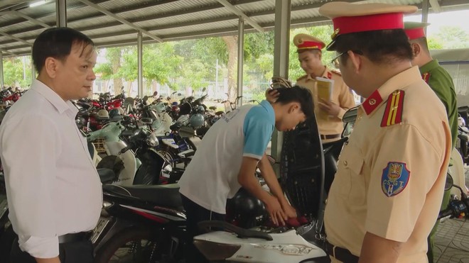 Kiểm tra, nhắc nhở học sinh chấp hành luật giao thông - Ảnh 4.