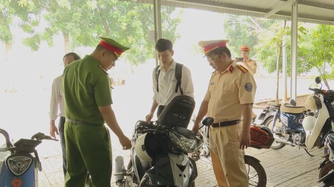 Kiểm tra, nhắc nhở học sinh chấp hành luật giao thông - Ảnh 5.