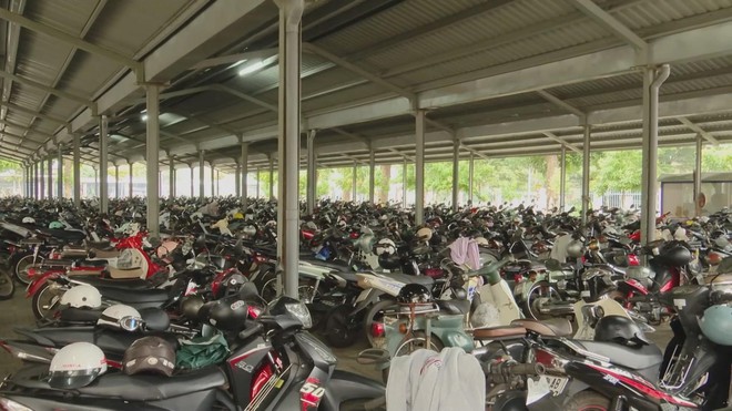 Kiểm tra, nhắc nhở học sinh chấp hành luật giao thông - Ảnh 3.