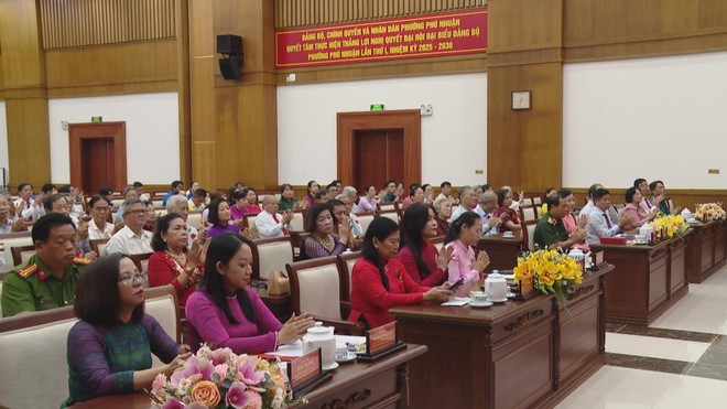 Lễ trao Huy hiệu Đảng cho các đảng viên tại phường Phú Nhuận - Ảnh 2.