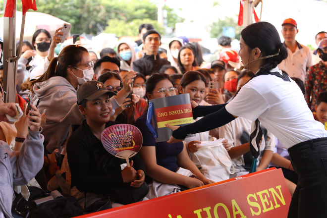 Mái ấm gia đình Việt: Hơn 300 triệu trao cho các em nhỏ khó khăn- Ảnh 5. Mái ấm gia đình Việt: Hơn 300 triệu trao cho các em nhỏ khó khăn- Ảnh 5.