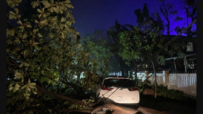 Chương trình 60 Giây ngày 7/11/2025 | Bão số 13 gây nhiều thiệt hại tại các xã, phường phía Đông tỉnh Gia Lai - Ảnh 3.