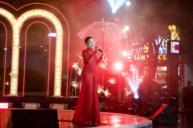 Gala “Chạm 5S” bùng nổ cảm xúc tại phố đi bộ Nguyễn Huệ - Ảnh 2.