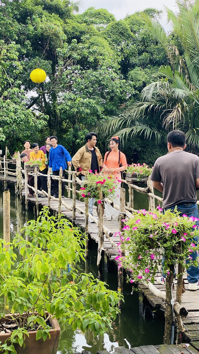 Chuông bạc Mỹ Nhung: Mang sắc màu tươi mới đến với cải lương qua MV "Cưới hén anh" - Ảnh 2.