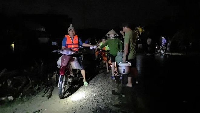 Đắk Lắk: Sau bão, người dân chạy lũ trong đêm - Ảnh 1.