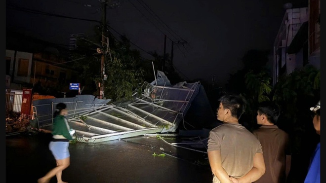 Thiệt hại nặng nề do bão số 13 gây ra: 5 người tử vong và hàng nghìn nhà cửa bị tàn phá - Ảnh 1.