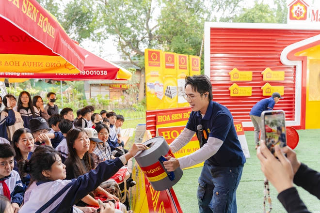 Khán giả Hà Nội đội mưa nán lại đến phút cuối cùng "Mái ấm gia đình Việt"- Ảnh 6. Khán giả Hà Nội đội mưa nán lại đến phút cuối cùng "Mái ấm gia đình Việt"- Ảnh 6.