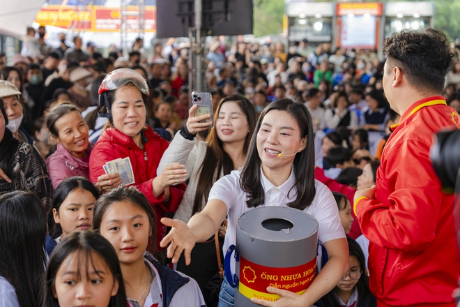 Khán giả Hà Nội đội mưa nán lại đến phút cuối cùng "Mái ấm gia đình Việt"- Ảnh 5. Khán giả Hà Nội đội mưa nán lại đến phút cuối cùng "Mái ấm gia đình Việt"- Ảnh 5.