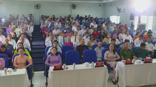 Phường Nhiêu Lộc trao Huy hiệu Đảng cho các đảng viên đợt 7/11/2025 - Ảnh 2.