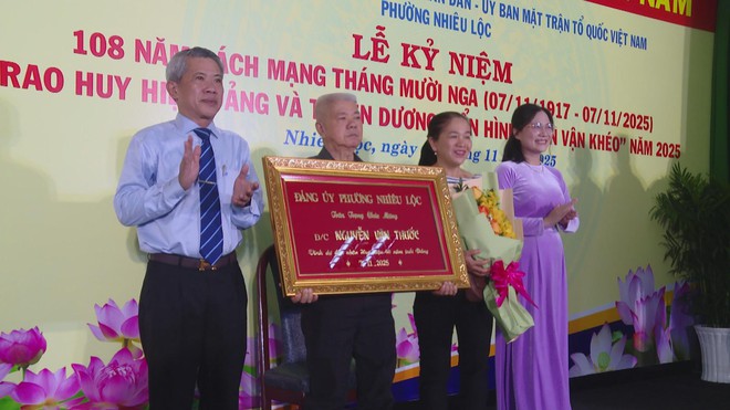 Phường Nhiêu Lộc trao Huy hiệu Đảng cho các đảng viên đợt 7/11/2025 - Ảnh 4.