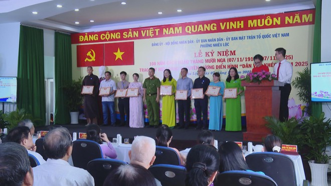 Phường Nhiêu Lộc trao Huy hiệu Đảng cho các đảng viên đợt 7/11/2025 - Ảnh 5.