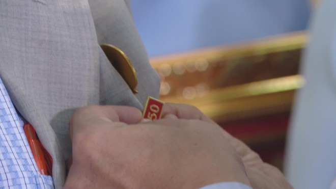 Phường Nhiêu Lộc trao Huy hiệu Đảng cho các đảng viên đợt 7/11/2025 - Ảnh 3.