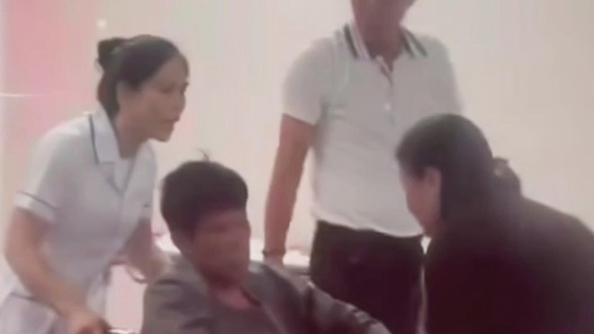 Hàng ngàn người dân Lý Sơn đón ba ngư dân trở về sau hành trình thoát chết kỳ diệu trên biển- Ảnh 6. Hàng ngàn người dân Lý Sơn đón ba ngư dân trở về sau hành trình thoát chết kỳ diệu trên biển- Ảnh 6.