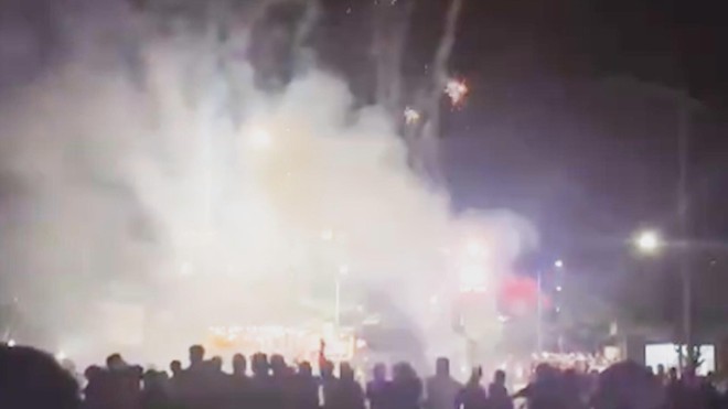 Hàng ngàn người dân Lý Sơn đón ba ngư dân trở về sau hành trình thoát chết kỳ diệu trên biển- Ảnh 2. Hàng ngàn người dân Lý Sơn đón ba ngư dân trở về sau hành trình thoát chết kỳ diệu trên biển- Ảnh 2.